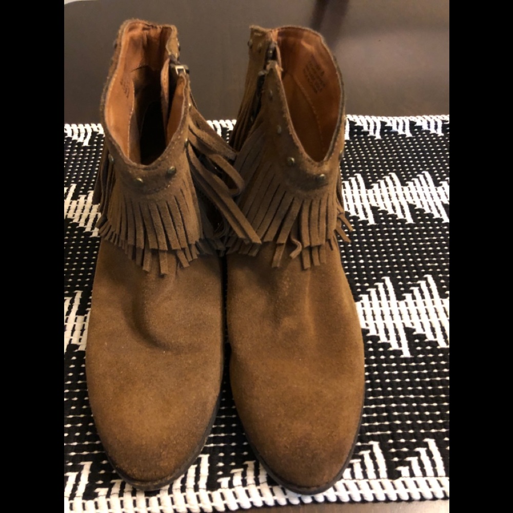 Minnetonka BANDERO Suede fringe booties - so cute!